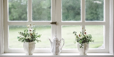 Bài trí hoa tươi đẹp đẽ nơi cửa sổ khiến ai cũng phải ngoái nhìn