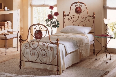 Biến hóa phòng ngủ với giường khung sắt cổ điển và máy mài sàn