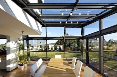 Ngôi nhà gây ấn tượng với thiết kế bằng kính và Máy đánh bóng bê tông
