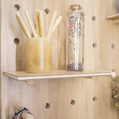 Sử dụng bảng đục lỗ để trang trí và lưu trữ cho không gian bếp